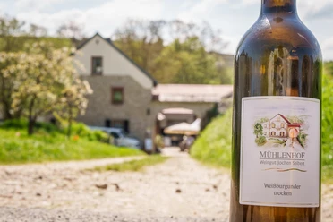 Mühlenhof Flasche im Vordergrund