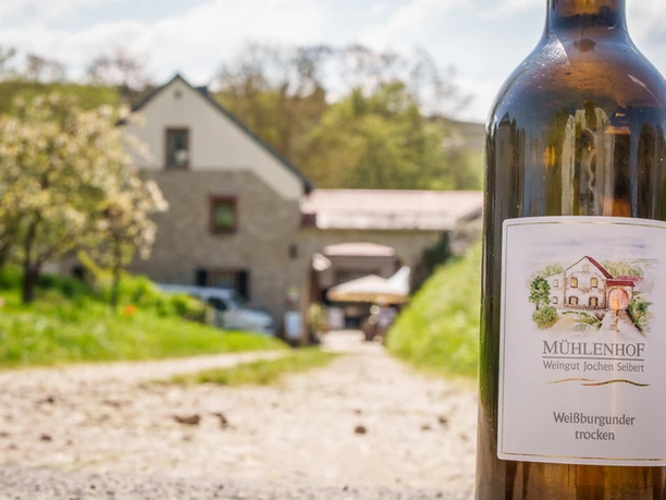 Mühlenhof Flasche im Vordergrund