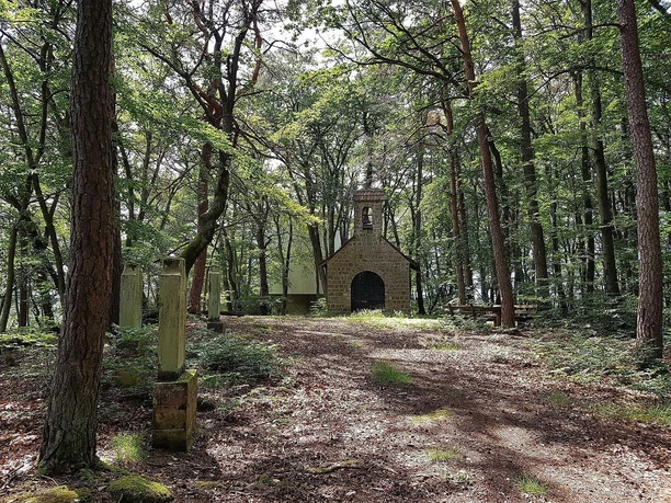 Kreuzweg, Kapelle Heilig Kreuz und Sitzgruppe
