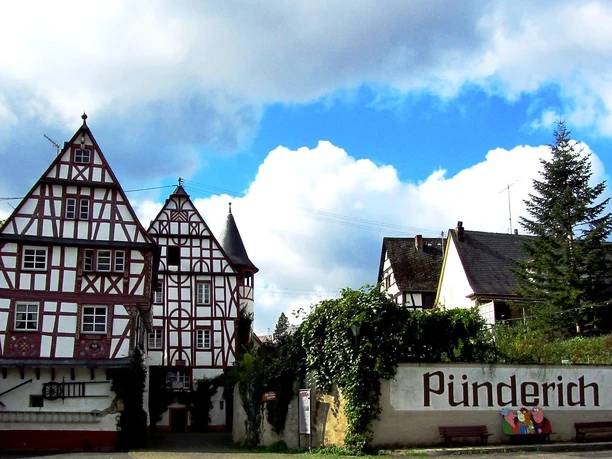 Fährhaus und Rathaus