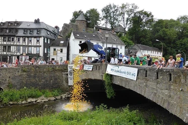 Das Entenrennen startet an der Obertorbrücke