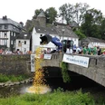 Das Entenrennen startet an der Obertorbrücke