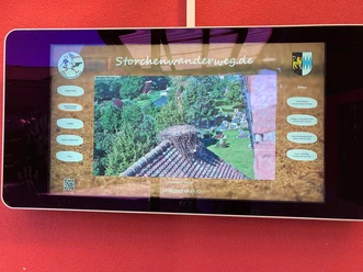Monitor mit Webcam am Storchenwanderweg Winden