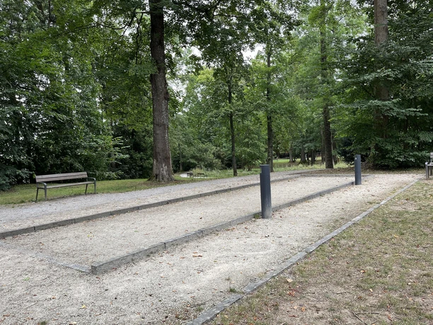 Bouleplatz mit Sitzgelegenheiten