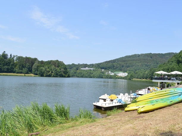Auf dem See ist Boot fahren möglich