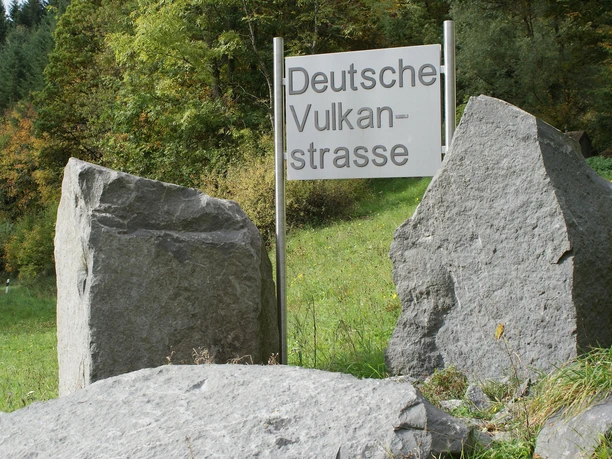 An der Deutschen Vulkanstrasse gelegen
