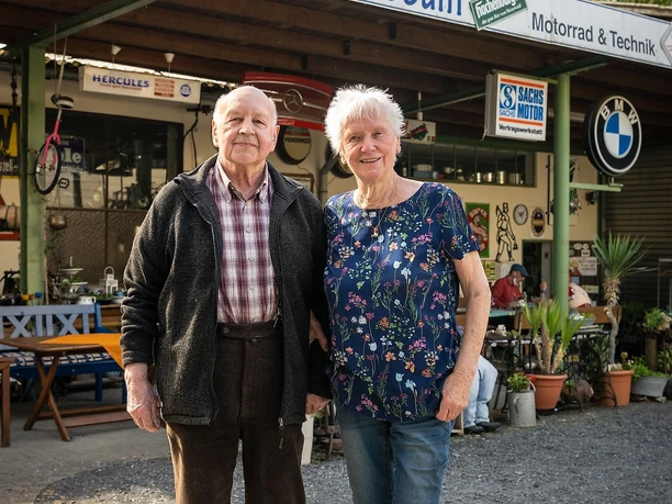 Ehepaar Weller vor dem Westerwald-Museum