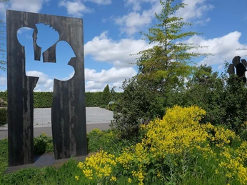 Seepark Zülpich, Blumen und Skulptur