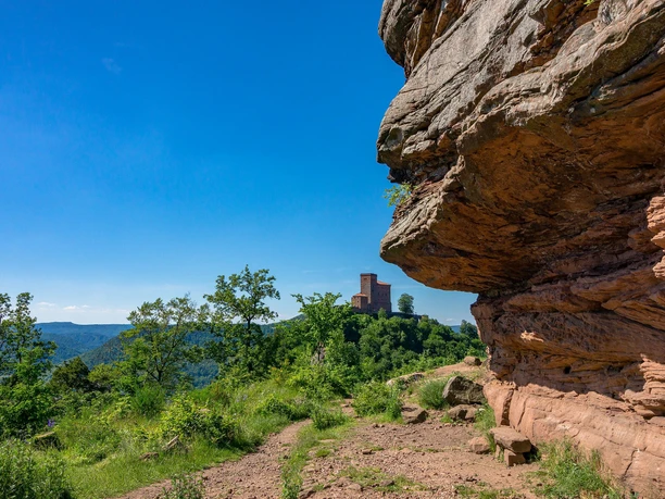Blick von der Ruine Anebos Richtung Trifels