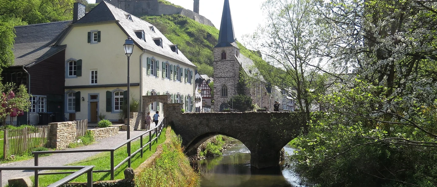 Pfarrkirche im Frühling