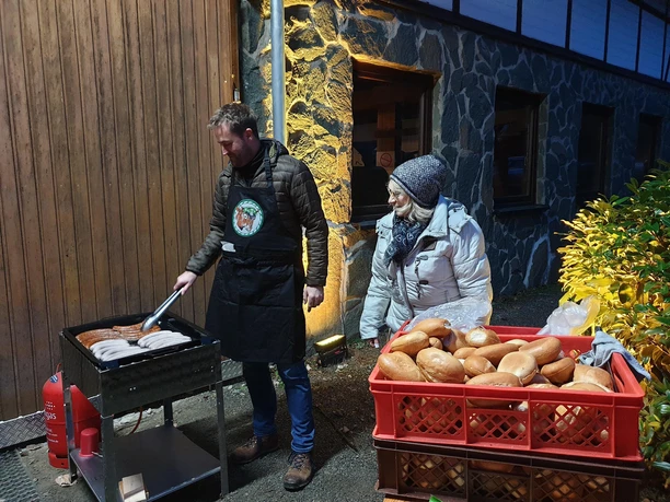 Hausmacher Bratwürstchen auf dem Grill
