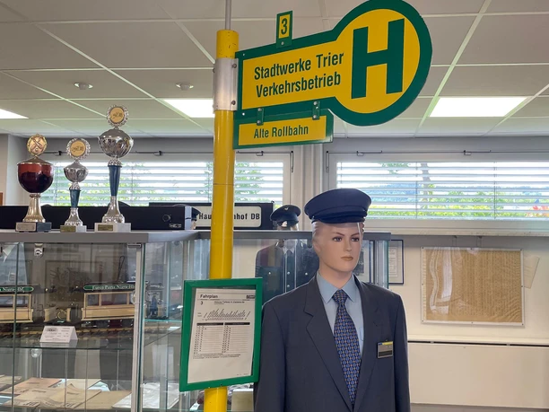 Bushaltestellenschild & Uniform Verkehrsmuseum TR