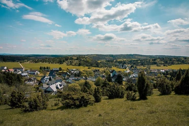 Ausblick auf Landschaft und Häuser