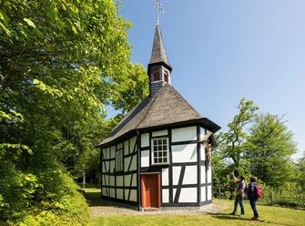 Wanderer an der Kapelle