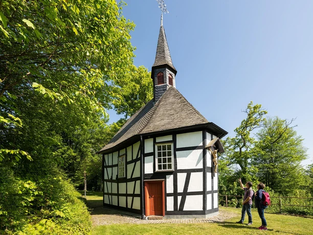 Wanderer an der Kapelle