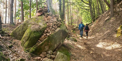Wer hier einen Stein einwirft, soll reich werden