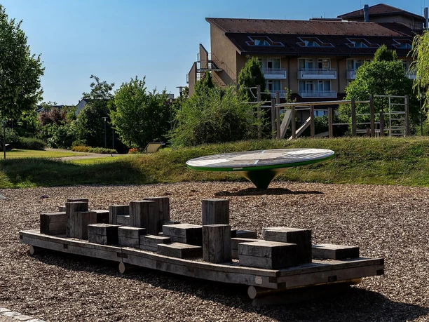 Spielgeräte im Hintergrund die Parkklinik