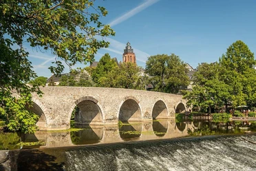 Alte Lahnbrücke mit Blick auf den Dom
