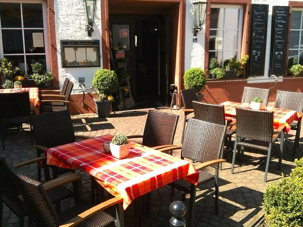 Sonnenterrasse vor dem Haus