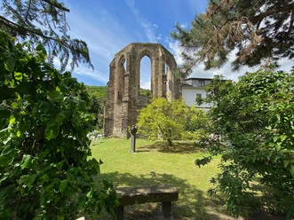 Foto Klostergarten Oberwesel mit Kirchenruine @Rei