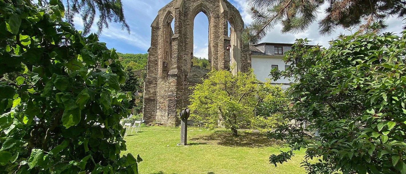 Foto Klostergarten Oberwesel mit Kirchenruine @Rei