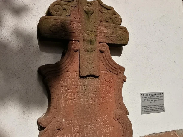 Historischer Grabstein im Kirchhof