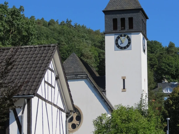 Turm der Erlöserkirche in Adenau