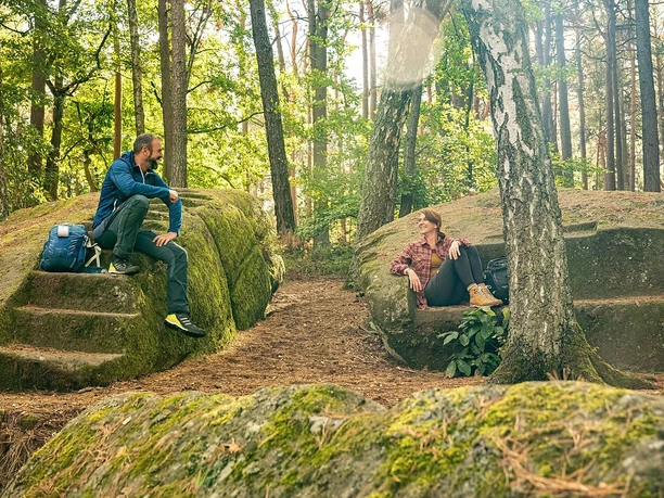 Zum Ausruhen lädt dieses Kanapee aus Stein ein