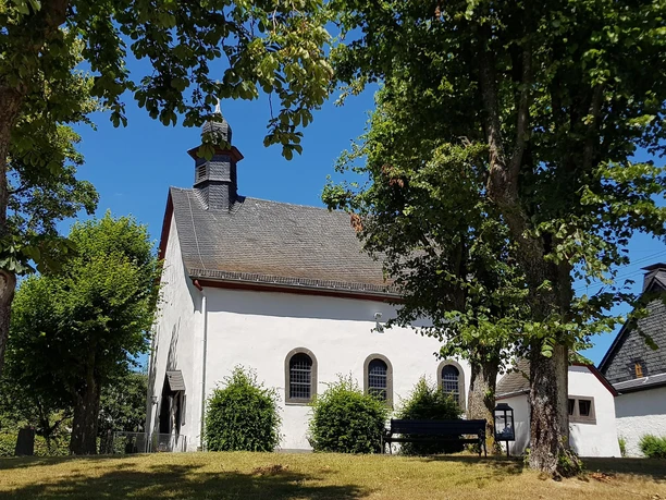 Baumgruppen um die Kapelle