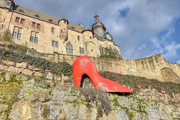Roter Pumps - Grimm-Dich-Pfad