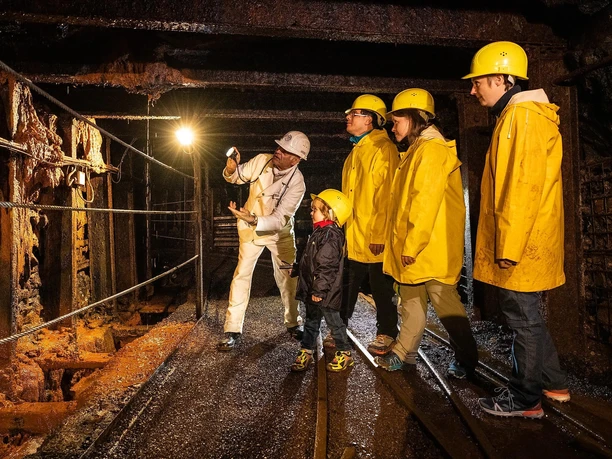 Taschenlampenlicht im Besucherbergwerk