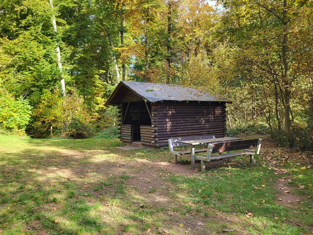 Schutzhütte mit Sitzgruppe