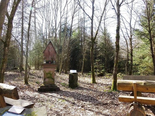 Spitzes Kreuz Sitzbänke