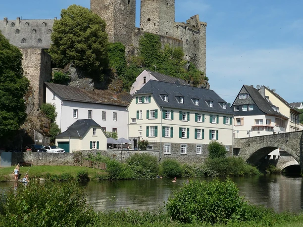 Schleuseninsel mit Blick auf Burg