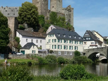 Schleuseninsel mit Blick auf Burg