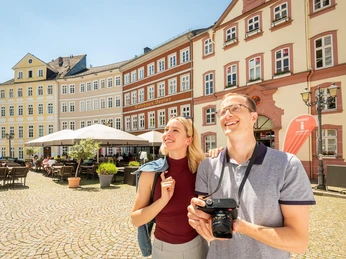 Touristen vor der Tourist-Information