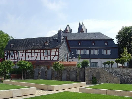 Mariengarten mit Blick auf das Diözesanmuseum