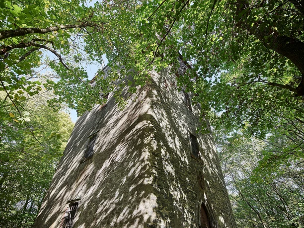 Außenansicht der Dianaburg in der Natur