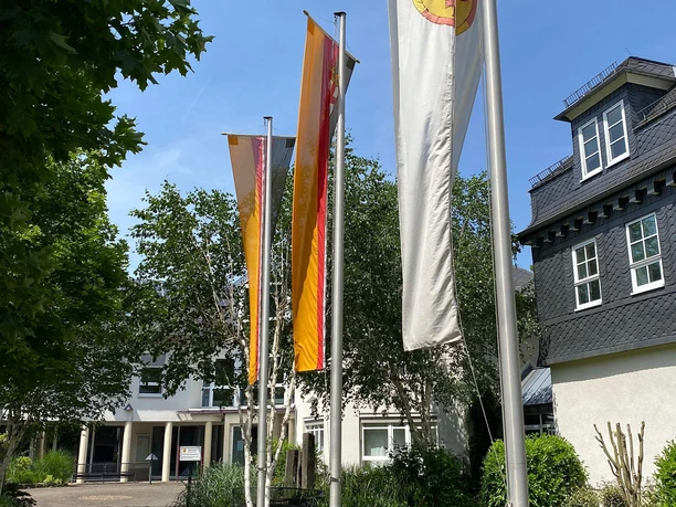 Rathaus Daaden mit Beflaggung