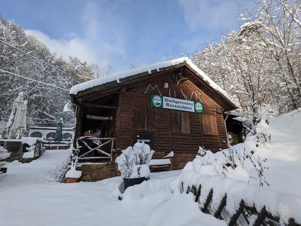 Rietania Hütte im Schnee