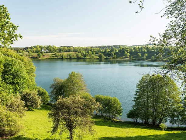 Weinfelder Maar mit Kapelle