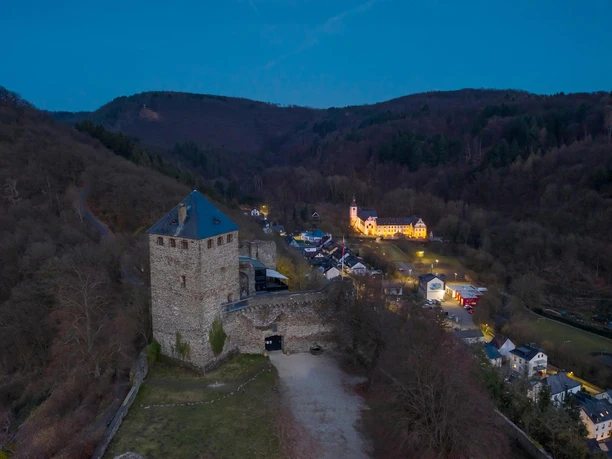 Burg Sayn am Abend