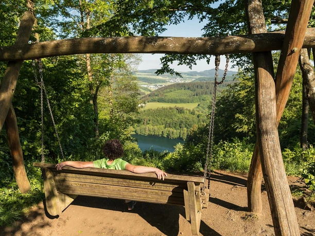 Schaukel mit Ausblick auf Gemündener Maar
