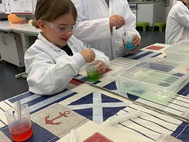 Kinder experimentieren