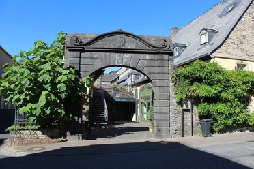 Burgtor Nickenich im Sommer