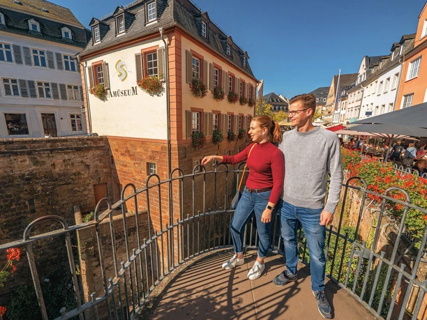 Blick auf den Wasserfall und das Amüseum Saarburg