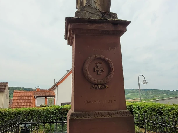 Denkmal an ehem. Kirche Denkmal an ehem. Kirche