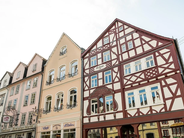 Rotes Fachwerkhaus rechts