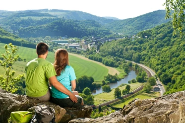 Blick von der Hohen Lay auf die Lahn und Nassau