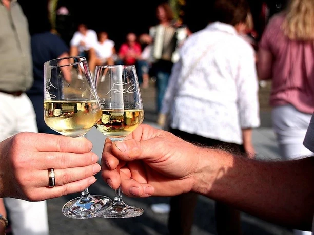 Anstoßen mit Wein